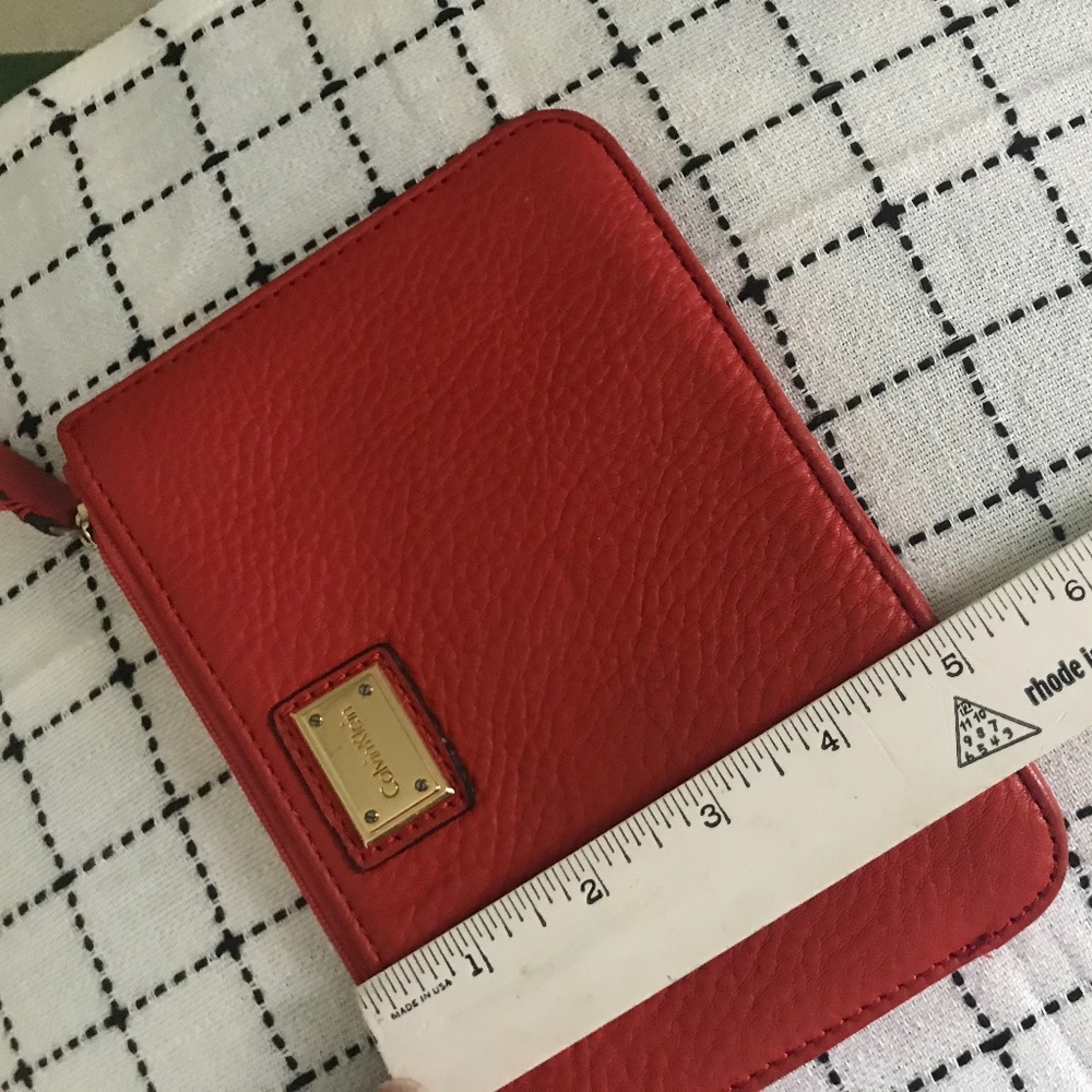 Calvin Klein clutch/wristlet; leather - Picture 8 of 8